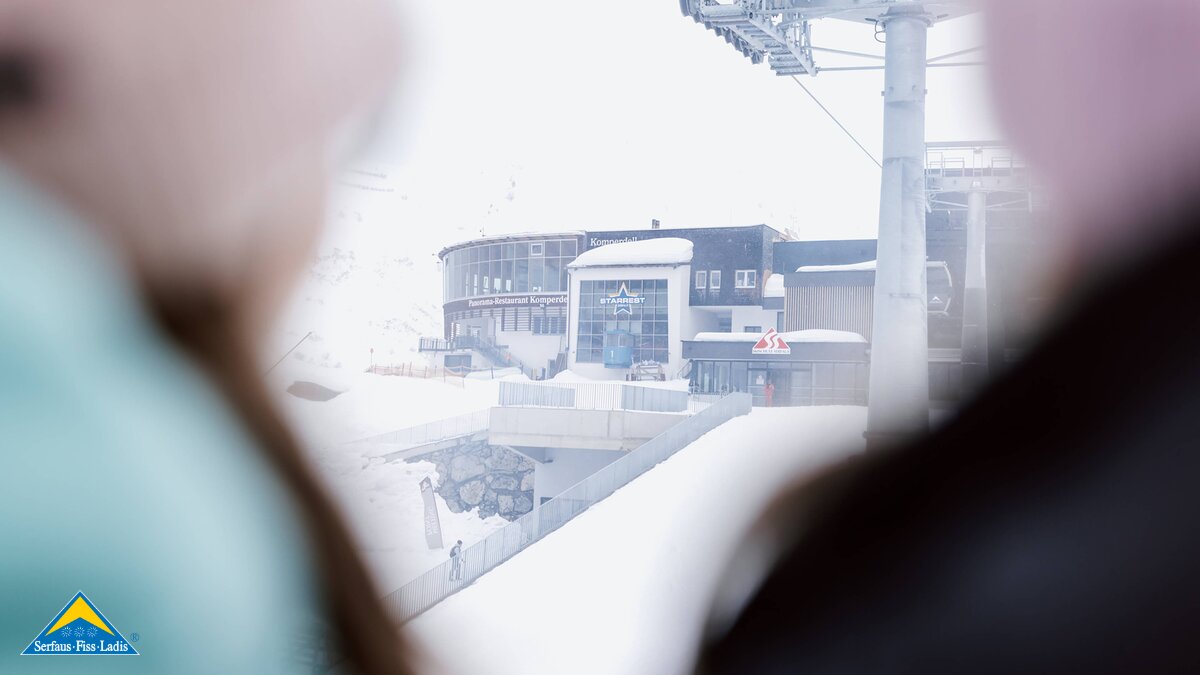 Blick von der Komperdellbahn auf die Bergstation mit Kinderrestaurant Starrest der Skischule Serfaus Skikurs für Familien in Serfaus-Fiss-Ladis in Tirol | © Serfaus-Fiss-Ladis Marketing GmbH | Rene Raggl
