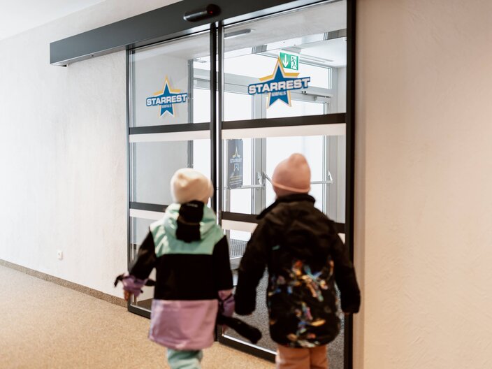 Eingang Starrest Kinderrestaurant der Skischule Serfaus abwechslungsreiche Mittagspause Winterurlaub Serfaus-Fiss-Ladis in Tirol | © Serfaus-Fiss-Ladis Marketing GmbH | Rene Raggl