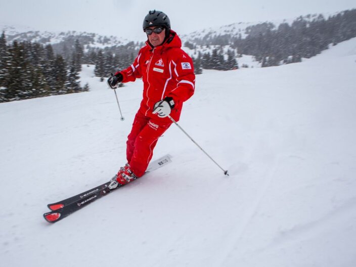 Skischulleiter Rudolf Hammerle Rudolf Hammerle im roten Skischuldress auf der Skipiste Serfaus-Fiss-Ladis in Tirol | © Rudolf Hammerle