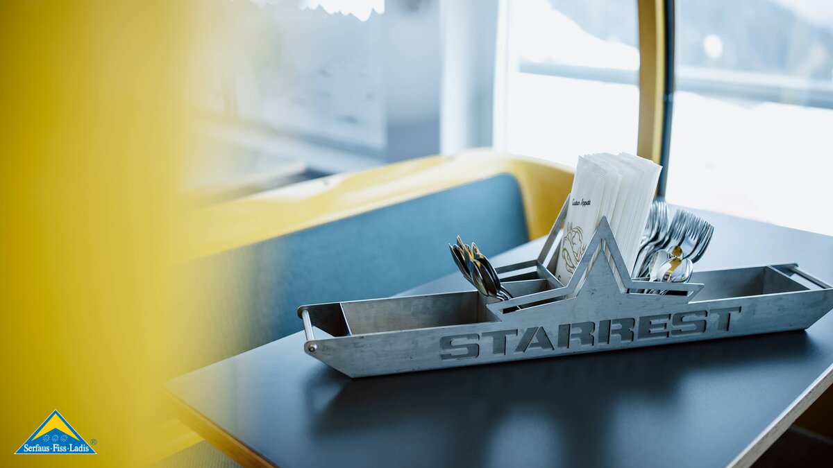 Besteckaufbewahrung aus Metall Kinderrestaurant Starrest Skischule Serfaus Winterregion Serfaus-Fiss-Ladis in Tirol | © Serfaus-Fiss-Ladis Marketing GmbH | Rene Raggl