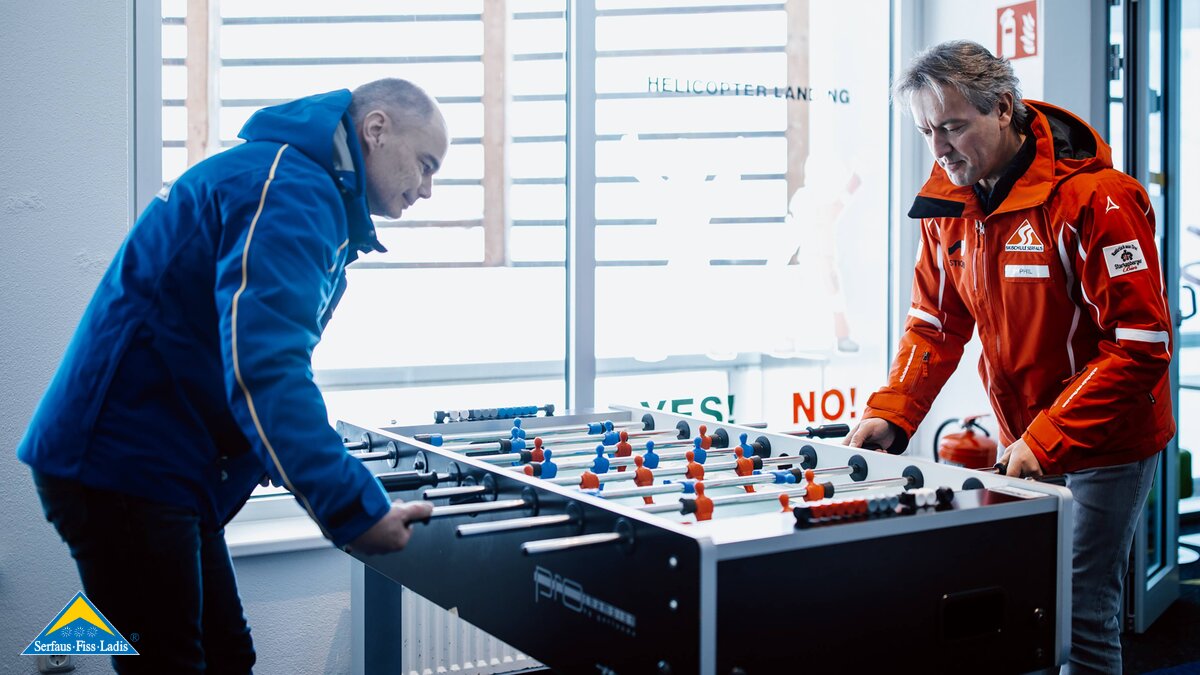 Stefan Mangott und Phil Olavide beim Tischfußballspiel Interview Blog Starrest Serfaus-Fiss-Ladis in Tirol | © Serfaus-Fiss-Ladis Marketing GmbH | Rene Raggl