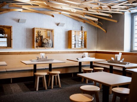 Inszenierter Raum mit signierten Skiern an der Decke im Kinderrestaurant Starrest Skiurlaub in Serfaus-Fiss-Ladis in Tirol | © Serfaus-Fiss-Ladis Marketing GmbH | Rene Raggl