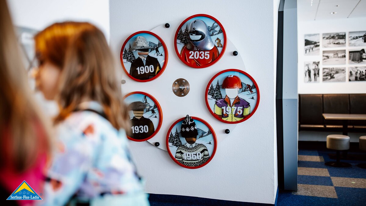 Alte Skihelme inszenierte Wände im Kinderrestaurant Starrest Familienregion Serfaus-Fiss-Ladis in Tirol | © Serfaus-Fiss-Ladis Marketing GmbH | Rene Raggl