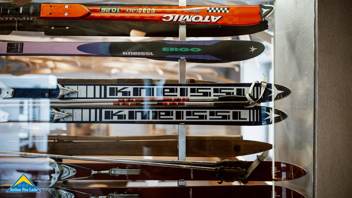 Ausgestellte Ski an den Wänden im Kinderrestaurant Starrest Ausstellungskurator Lisa Noggler Skiurlaub Serfaus-Fiss-Ladis in Tirol | © Serfaus-Fiss-Ladis Marketing GmbH | Rene Raggl