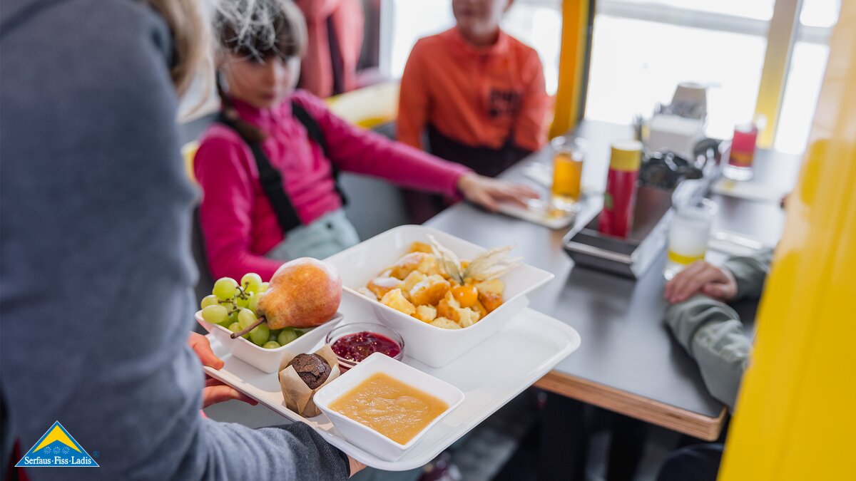 Skischulgruppe beim Mittagessen im Kinderrestaurant Starrest der Skischule Serfaus | © Serfaus-Fiss-Ladis Marketing GmbH | Fabian Schirgi