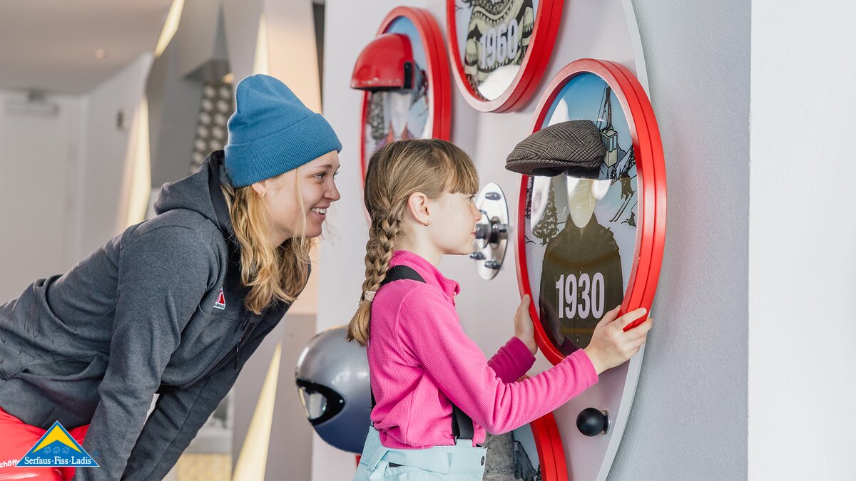 Skilehrerin der Skischule Serfaus mit Kind am Spielen in der Mittagspause im Kinderrestaurant Starrest Skiurlaub Serfaus-Fiss-Ladis Tirol | © Serfaus-Fiss-Ladis Marketing GmbH | Fabian Schirgi