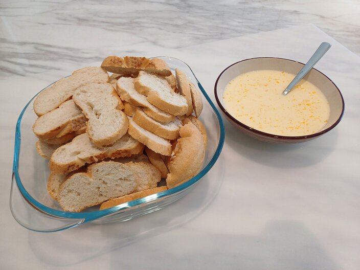 Semmel schneiden und Eiermilch anrühren | © Serfaus-Fiss-Ladis Marketing GmbH 