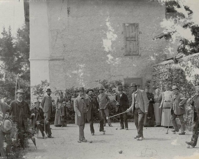 Vor dem  Kurhotel in Obladis in der heutigen Ferienregion Serfaus-Fiss-Ladis spielte Kurgäste sogar Cricket. | © Burgl Kirschner
