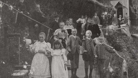 Zahlreiche Einheimische aus Ladis und Umgebung verdienten sich im Kurhotel in Obladis in der heutigen Familienregion Serfaus-Fiss-Ladis in Tirol ein paar Groschen dazu. | © Burgl Kirschner