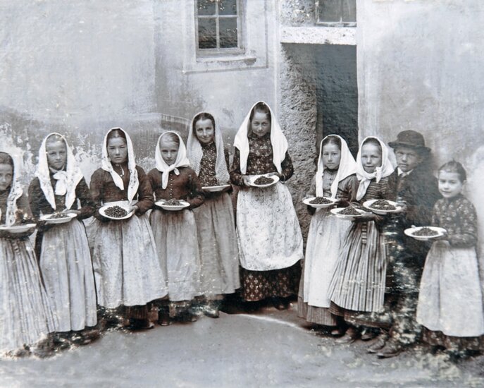 Einheimische Kinder aus Ladis verkauften Walderdbeeren an die Kurgäste des Kurhotels in Obladis in der heutigen familienfreundlichen Urlaubsregion Serfaus-Fiss-Ladis in Tirol. | © Burgl Kirschner