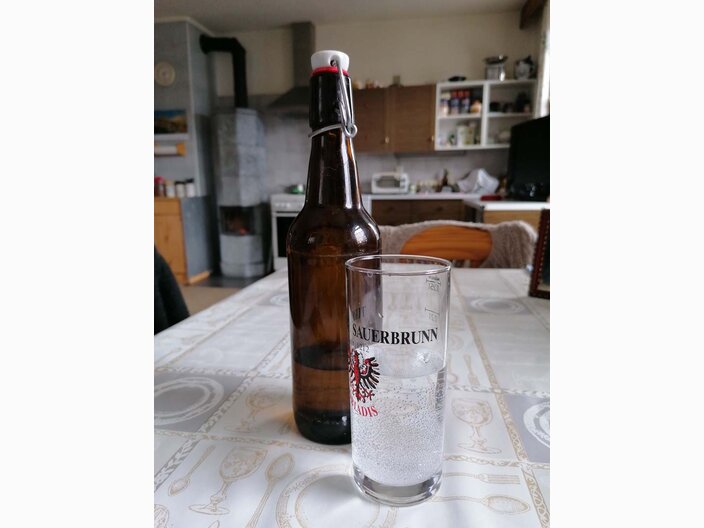 Burgl Kirschner ist Seniorchefin der Heil- und Mineralquelle Tiroler Sauerbrunn in Obladis in der familienfreundlichen Urlaubsregion Serfaus-Fiss-Ladis in Tirol. | © Serfaus-Fiss-Ladis