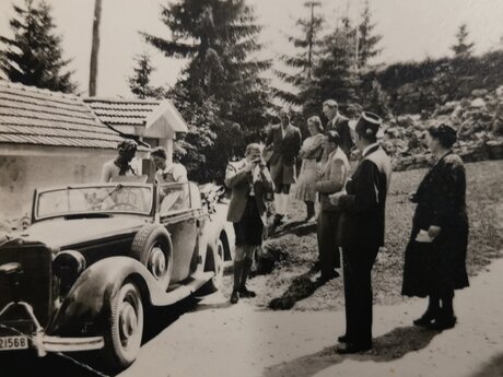 Einer der ersten Autos in der Familienregion Serfaus-Fiss-Ladis in Tirol waren die Autos der Familie Schumacher, Besitzer der einstigen Kurhotels in Obladis. | © Burgl Kirschner