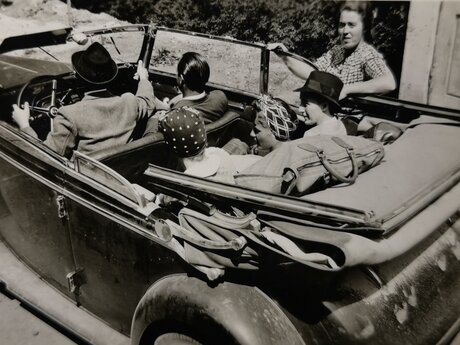 Die Familie Schumacher, Besitzer des Kurhotels in Obladis, besaß die ersten Autos in der heutigen Ferienregion Serfaus-Fiss-Ladis in Tirol. | © Burgl Kirschner