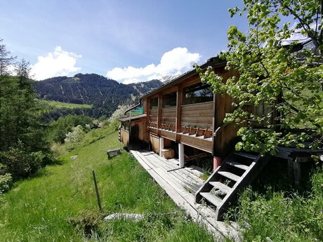 Unterhalb von Fiss im familienfreundlichen Serfaus-Fiss-Ladis in Tirol befinden sich die Bienenstöcke von Betriebsleiter Alfred Stadelwieser | © Serfaus-Fiss-Ladis