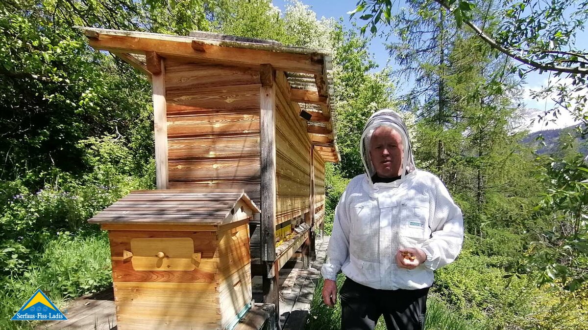 Alfred Stadelwieser ist Betriebsleiter bei der Seilbahn Komperdell und Hobbymker. Er hat beim Bienenhaus auf der Hög im familienfreundlichen Serfaus-Fiss-Ladis mitgewirkt | © Serfaus-Fiss-Ladis