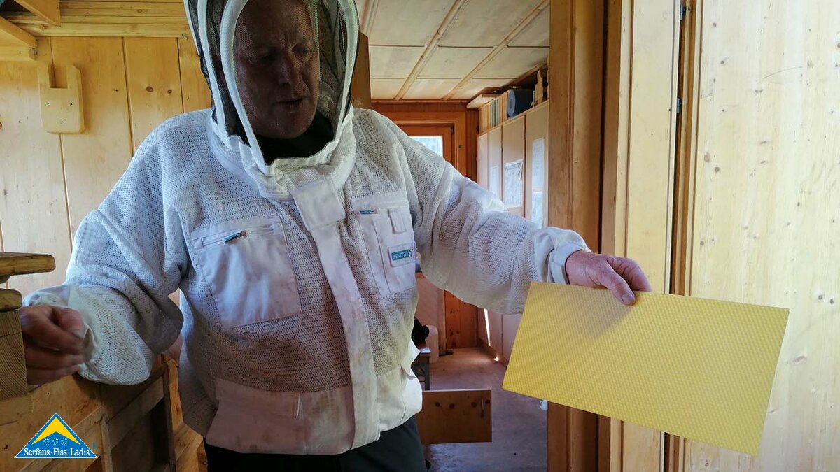 Imker Alfred aus der Tiroler Familienregion Serfaus-Fiss-Ladis arbeitet auch mit Wabenplatten aus Bienenwachs | © Serfaus-Fiss-Ladis