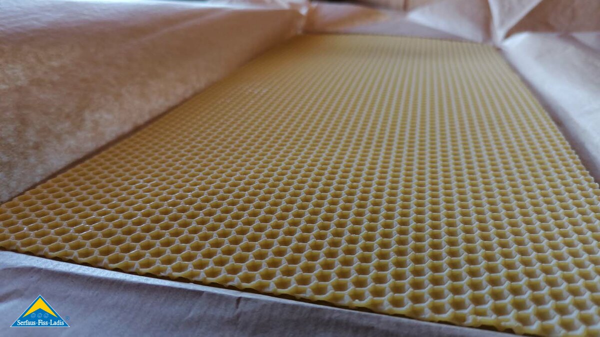 Imker Alfred aus der Tiroler Familienregion Serfaus-Fiss-Ladis arbeitet auch mit Wabenplatten aus Bienenwachs | © Serfaus-Fiss-Ladis