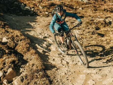 An der Waldbahn-Talstation befindet sich der Bikeshop des Bikeparks Serfaus-Fiss-Ladis in Tirol mit Bikeausrüstung und Verleihrädern | © Mike Rabensteiner