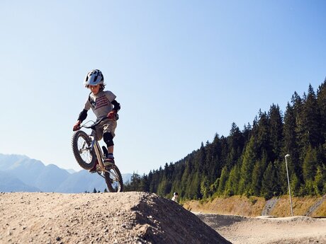 Der Bikepark Serfaus-Fiss-Ladis in Tirol besteht aus Übungsareal, Bikeshop, Bikeparktrails, Verleihshop | © christianwaldegger.com