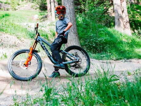 Der Bikepark Serfaus-Fiss-Ladis in der Familienregion in Tirol befindet direkt an der Talstation der Waldbahn in Fiss | © Richard Bos