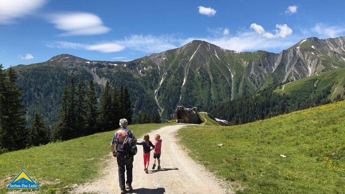 Georg Mangott wandert gerne mit seinen Enkelkindern in der Familienregion Serfaus-Fiss-Ladis in Tirol | © Serfaus-Fiss-Ladis