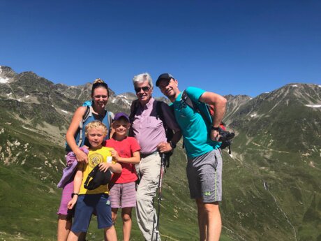 Wandern mit Opa Georg Mangott in der Familienregion Serfaus-Fiss-Ladis in Tirol | © Serfaus-Fiss-Ladis