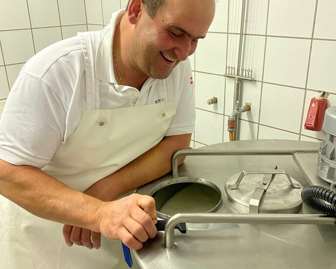 Käse herstellen Kasen Familienregion Serfaus-Fiss-Ladis Tirol Österreich Gasslbauer | © Serfaus-Fiss-Ladis