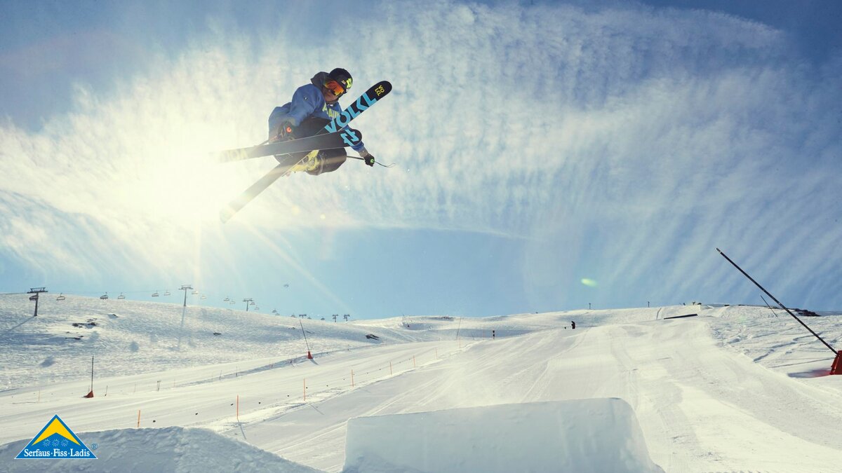 Snowparkbauer Gottfried Gram testet Snowparks in Familienregion Serfaus-Fiss-Ladis in Tirol | © Serfaus-Fiss-Ladis Marketing GmbH | christianwaldegger.com
