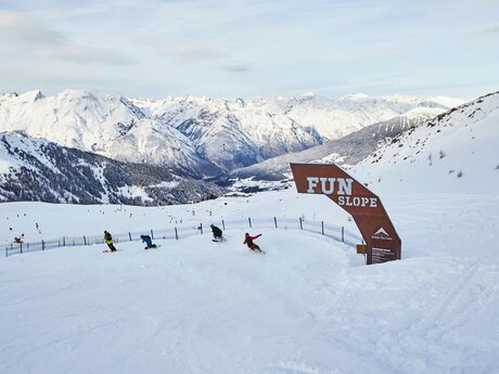 Familienfreundliche Abfahrt Fun Slope auf der Nordseite in Fiss im Familienskigebiet Serfaus-Fiss-Ladis  | © Serfaus-Fiss-Ladis Marketing GmbH | christianwaldegger.com