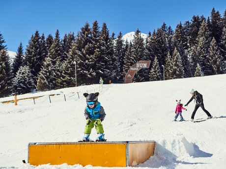 Sun Park zwischen Möseralmabfahrt und Langwieseabfahrt familienfreundlichen Snowparks Serfaus-Fiss-Ladis in Tirol | © Serfaus-Fiss-Ladis Marketing GmbH | christianwaldegger.com