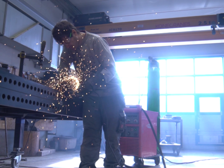 Schweissen der Obstacles für die Snowparks in der Familienregion Serfaus-Fiss-Ladis in Tirol | © Goffi Gram