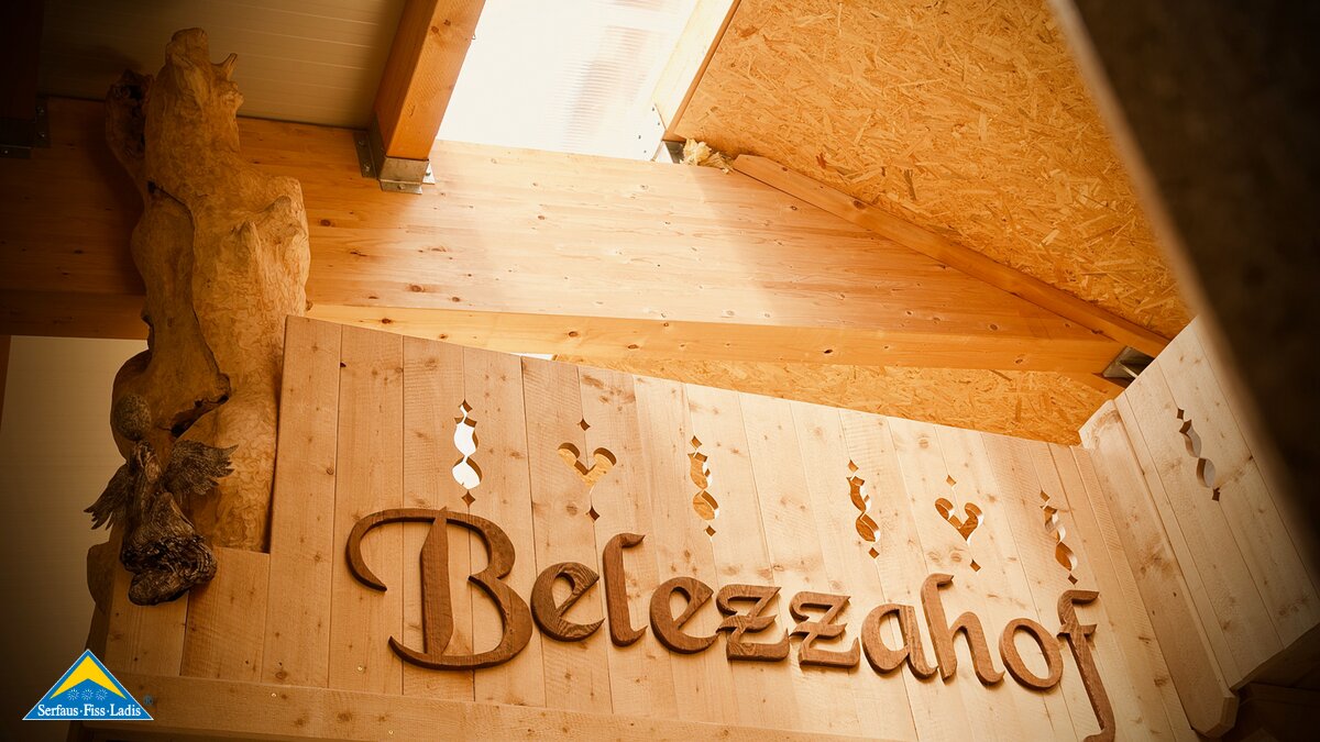 Belezzahof in Ladis Familie Netzer Familienregion Serfaus-Fiss-Ladis moderner Bauernhof Ausmistroboter Blog SFL People of SFL Julia und Gabriel | © Gabriel Netzer