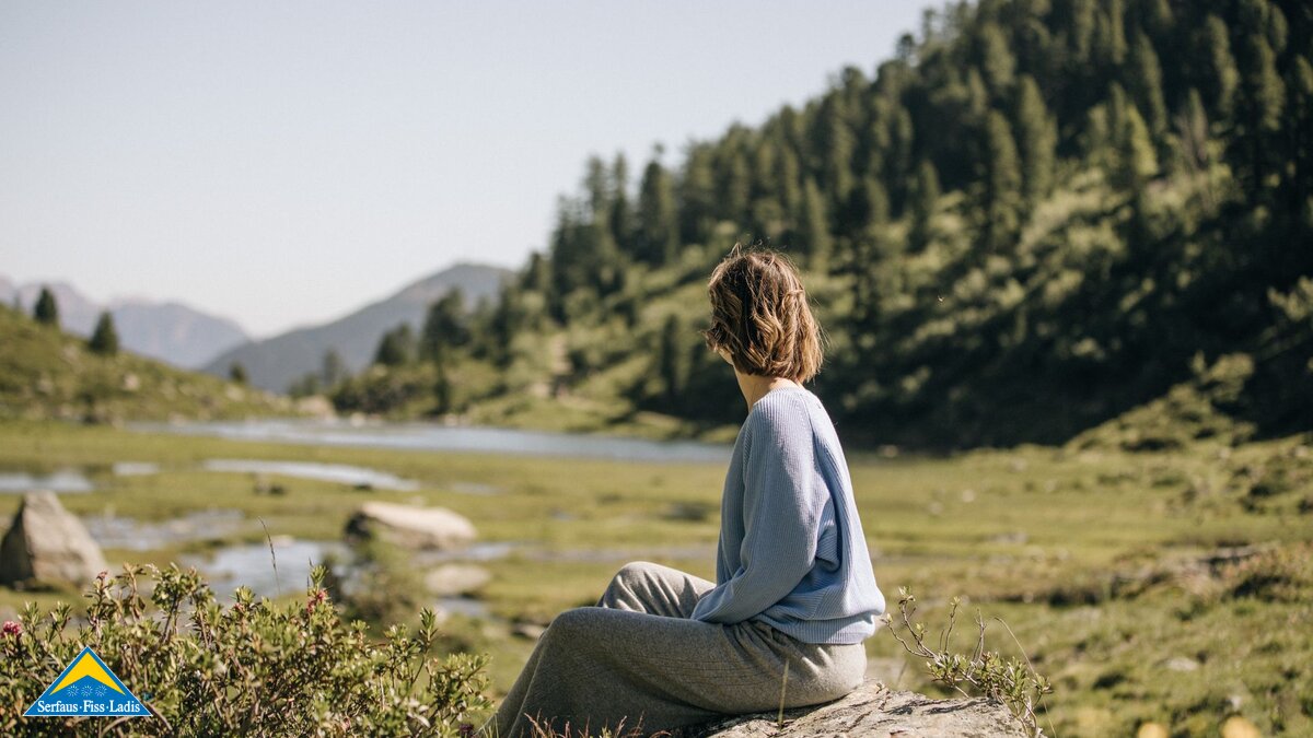 Kraft tanken am Gebirgssee im Urgtal in der Familienregion Serfaus-Fiss-Ladis in Tirol | © Mike Rabensteiner