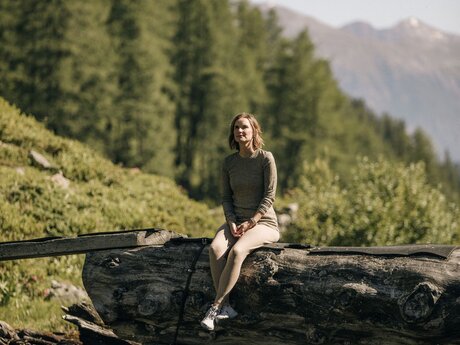 Monika Schmiderer Kraftplatz Urgsee Familienregion Serfaus-Fiss-Ladis in Tirol | © Mike Rabensteiner