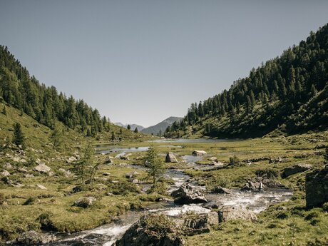 Urgtal mit Urgsee und Urgbach im Sommer Wanderung in Serfaus-Fiss-Ladis in Tirol | © Mike Rabensteiner