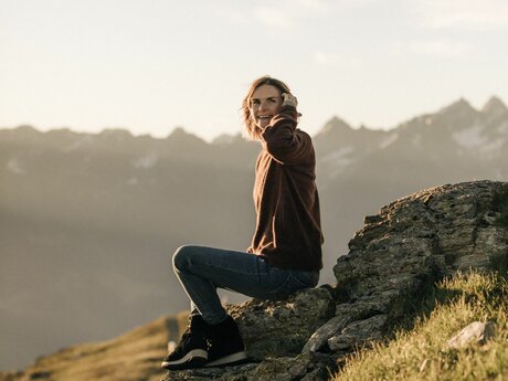 Innehalten auf einem Stein in den Bergen Serfaus-Fiss-Ladis in Tirol | © Mike Rabensteiner