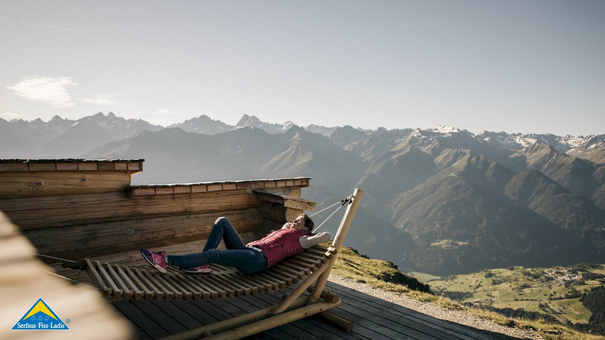 Wohlfühlstation mit Genussliegen und Hängematten im Sommer in Serfaus-Fiss-Ladis in Tirol | © Mike Rabensteiner