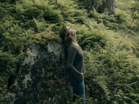 Autorin und Mentalcoach Monika Schmiderer beim Meditieren im Wald in der Familienregion Serfaus-Fiss-Ladis in Tirol | © Mike Rabensteiner