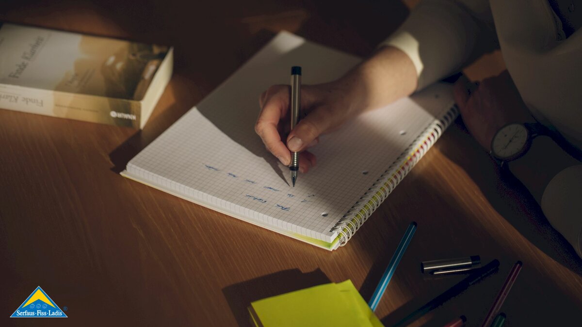 Autorin Monika Schmiderer beim Schreiben ihres nächsten Buches Interview Blog Serfaus-Fiss-Ladis in Tirol | © Mike Rabensteiner