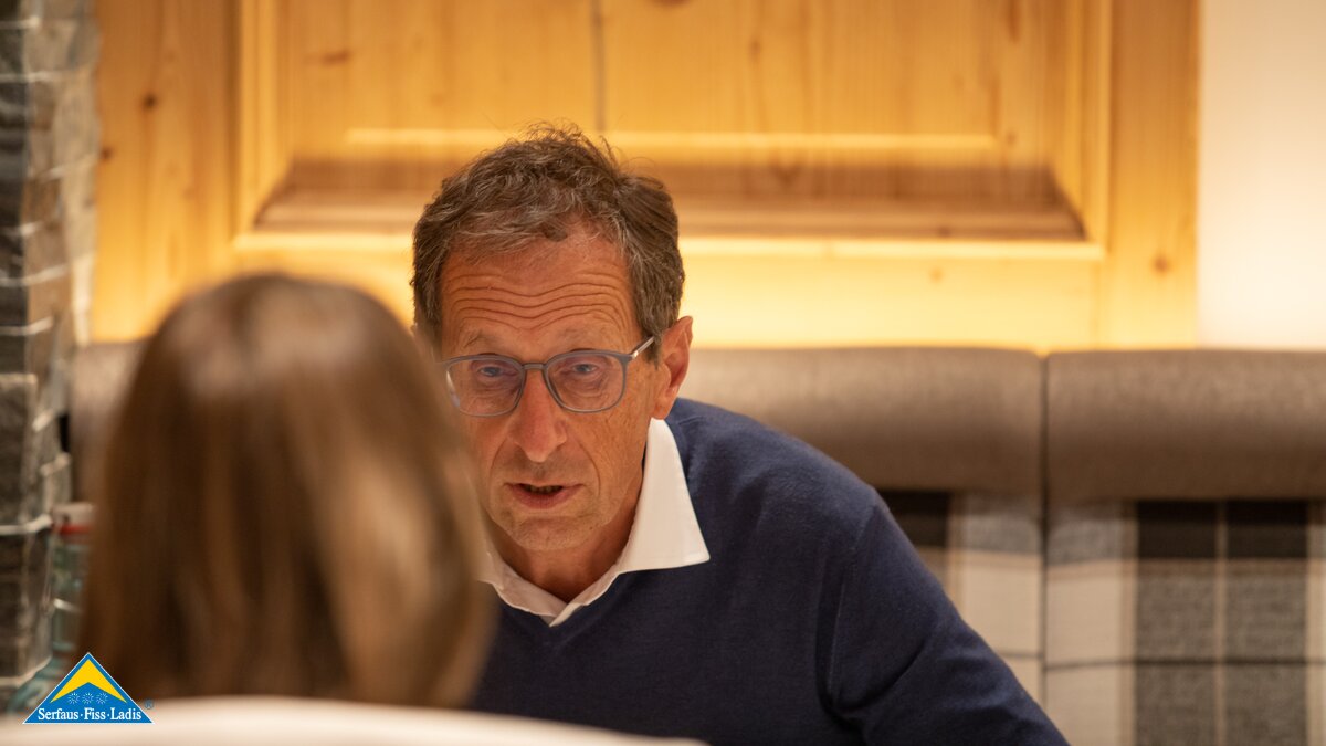 Franz Tschiderer im Gespräch Anfänge Familiendestination Serfaus-Fiss-Ladis in Tirol | © Serfaus-Fiss-Ladis Marketing GmbH | Andreas Kirschner