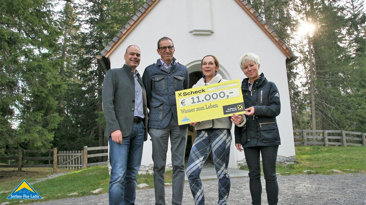 Brunnenbauprojekt Wasser zum Leben Sabine und Franz Tschiderer mit der Seilbahn Komperdell vor der Familien-Lichter-Kappelle beim Högsee | © Seilbahn Komperdell GmbH