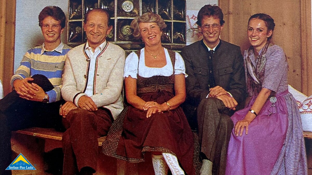 Familie Tschiderer Hotel Löwen Familienfoto Erwin und Maria Tschiderer mit Söhnen Felix und Franz und Schwiegertochter Sabine | © Franz Tschiderer