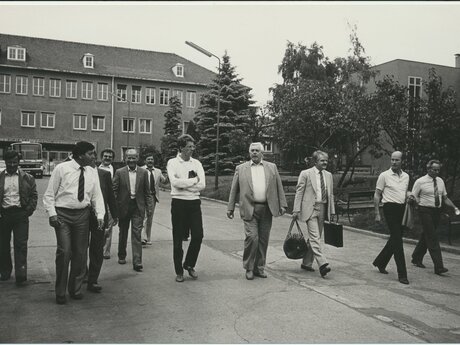 Franz Tschiderer bei einer Exkursion vor dem U-Bahn-Bau Lösung der Verkehrsprobleme in Serfaus | © Gemeindearchiv Serfaus