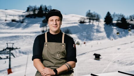 Haubenkoch Patrick Landerer auf der Sonnenterrasse seines Restaurants R35 an der Piste in Serfaus-Fiss-Ladis in Tirol People of SFL | © Andreas Schalber