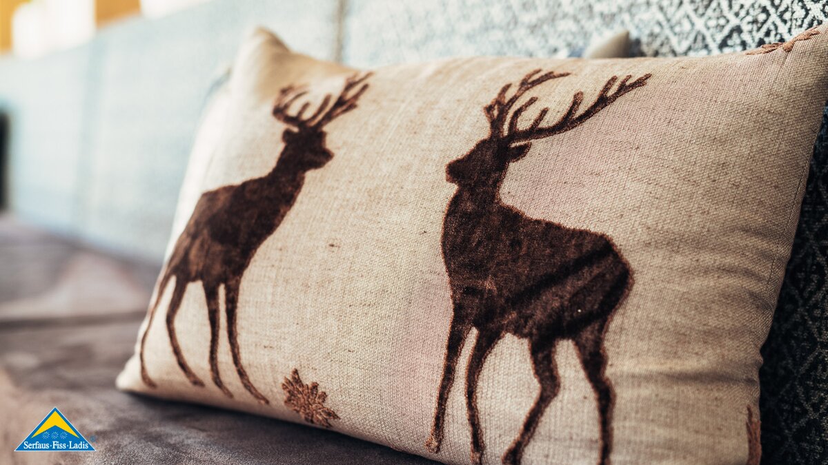 Kissen mit aufgstickten Hirschen Interior Restaurant R35 in der Familienregion Serfaus-Fiss-Ladis in Tirol | © Andreas Schalber