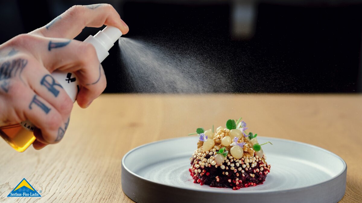 Patrick Landerer bereitet Gericht zu im Haubenrestaurant R35 in der Familienregion Serfaus-Fiss-Ladis in Tirol | © Andreas Schalber