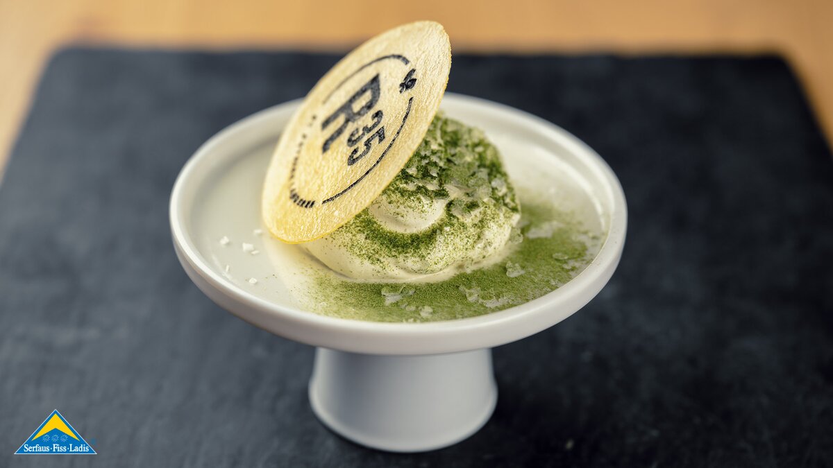 Gericht mit Esspapier und Logostempel im Gourmetrestaurant R35 in der Familienregion Serfaus-Fiss-Ladis in Tirol | © Andreas Schalber