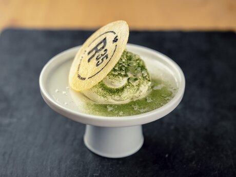 Gericht mit Esspapier und Logostempel im Gourmetrestaurant R35 in der Familienregion Serfaus-Fiss-Ladis in Tirol | © Andreas Schalber