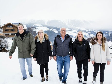 Familie Landerer in Ladis vor ihrem Hotel Das Landerer in der Familienregion Serfaus-Fiss-Ladis in Tirol | © danielzangerl.com