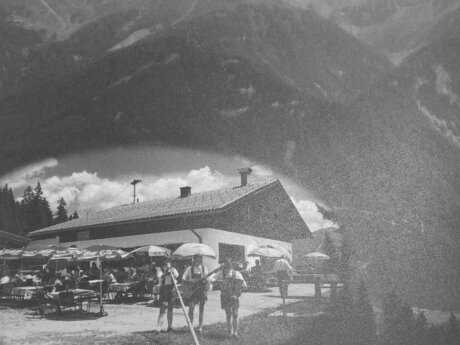 Altes Foto von der Kuh Alm Fiss in der Familienregion Serfaus-Fiss-Ladis | © Patrick Landerer